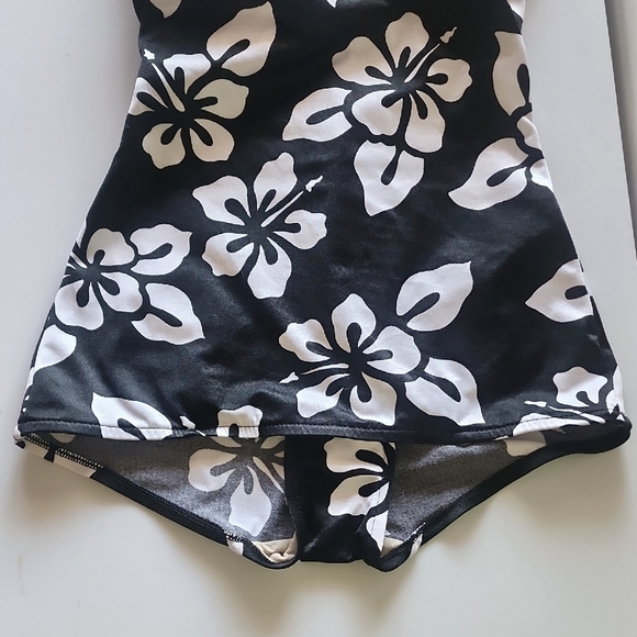 Maxine Of Hollywood, Floral Black and White Swimsuit. - Picture 5 of 7